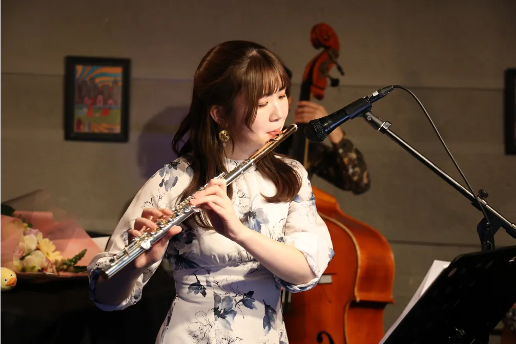 永田梨紗がライブでフルートを吹いてる画像