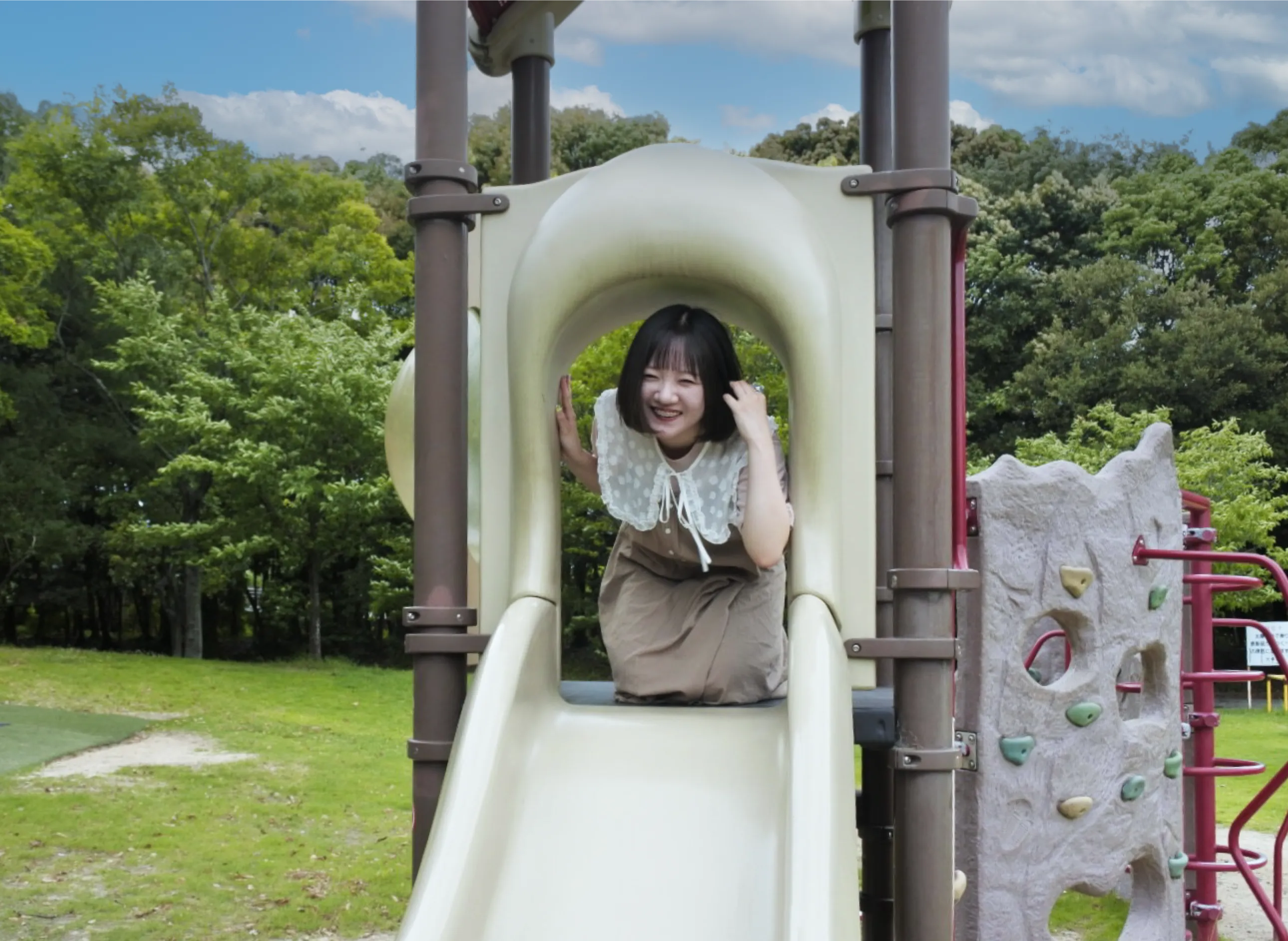 滑り台に登っている荻島詩央里の写真