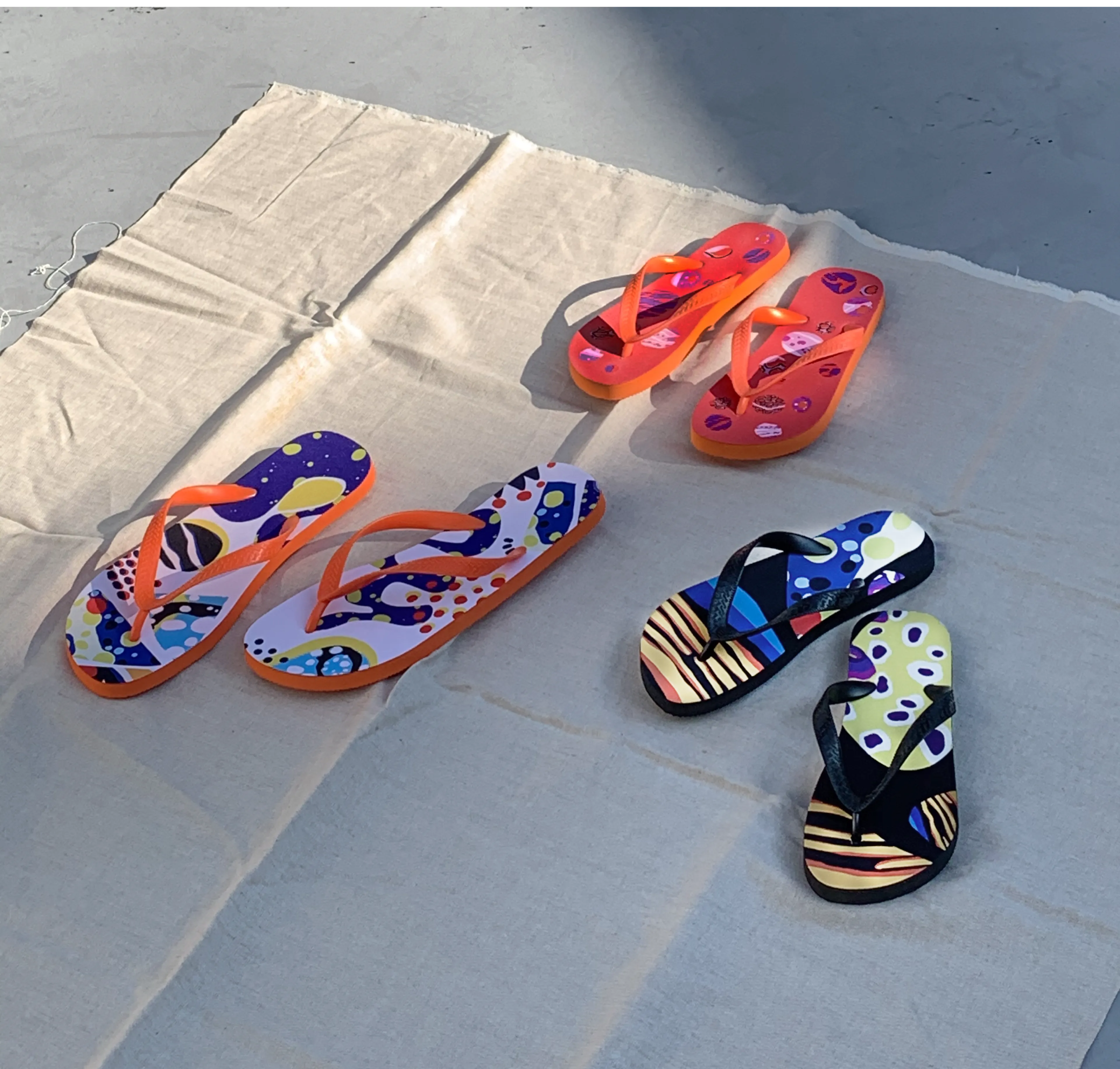 ウミウシの柄のサンダルが3つ写った写真